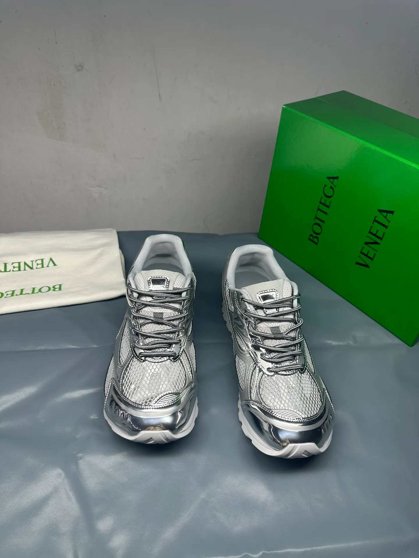 👟👟Ex-factory price 600👟👟 Men's size +10 Real photos 🔥🔥BV Orbit sneakers Wang Yibo's same style couple's dad shoes Runner sneakers, made of lightweight technical mesh fabric. Matched with geometric pattern designed rubber outsole, Wang Zha series high version. Look for the package technology. It is actually a lot taller, but the legs are still slim. Very nice, playable and durable. Matched to the standard💯 Package shoe technology. Look for the high version. The outsole is made of color-blocked TPU outsole. Women's model 35 36 37 38 39 40 41 42 (40 41 42 43 44 45 customized) (Customer logo can be accepted without refund or exchange at a favorable price) Equipped with original packaging